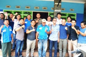 Jajaran pengurus KNPI berfoto berssa,a